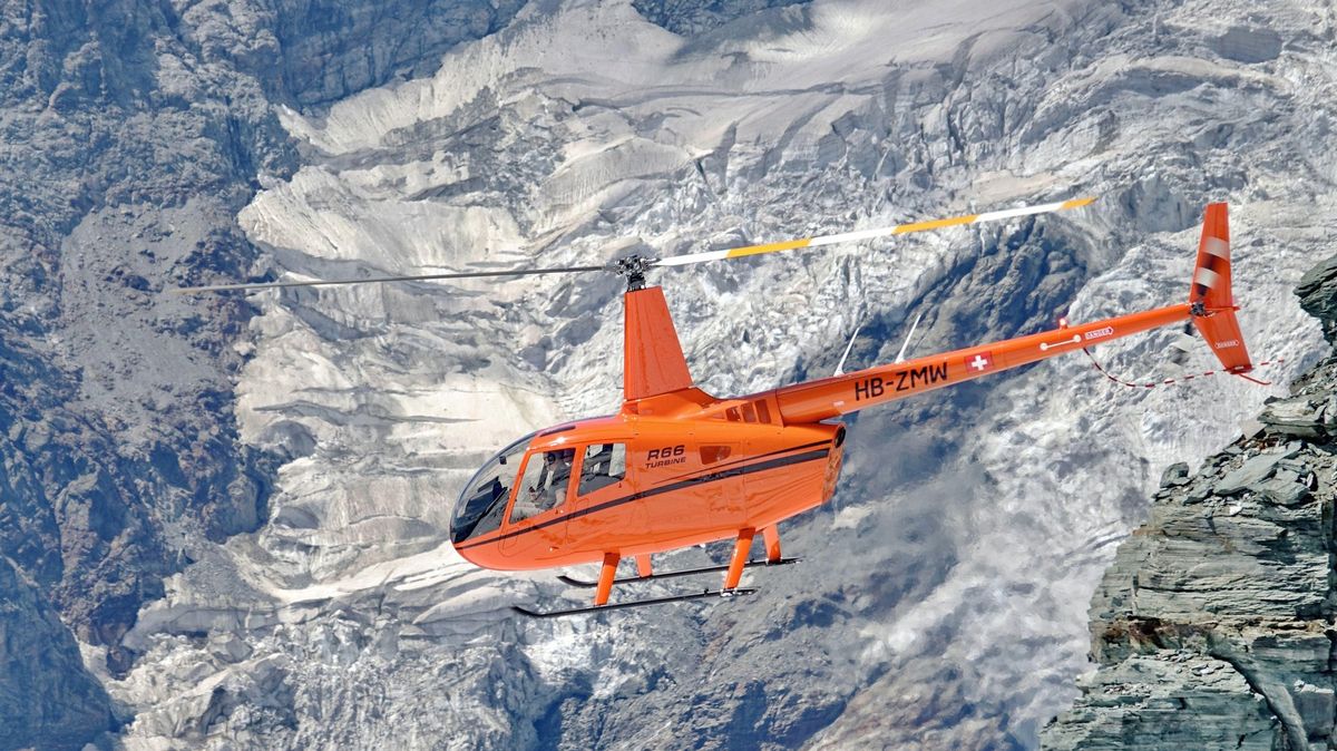 Při heliskiingu ve Švýcarsku spadl vrtulník, tři mrtví